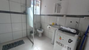 Baño pequeño con aseo y lavamanos en Apartamento Privado SOL, en Tarija