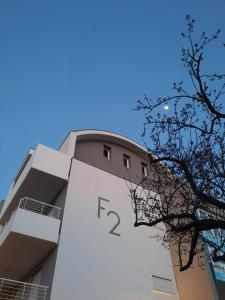 un edificio con el letrero. en Jesolo Appartamenti F2 - Light Blue, en Lido di Jesolo