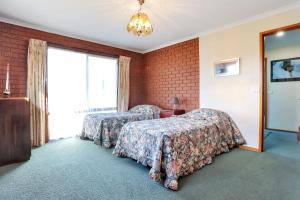 ein Hotelzimmer mit 2 Betten und einem Fenster in der Unterkunft Unit 6 11 Beach Street Merimbula in Merimbula