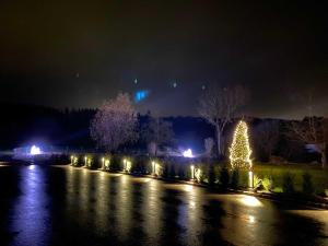 Výhled na řeku, která protéká v blízkosti hotelu + 37 fotografií