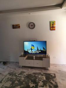 Una televisión o centro de entretenimiento en Amazing 2 bedroom Selena Bay Hurghada