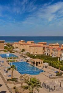 Amazing 2 bedroom Selena Bay Hurghada في الغردقة: اطلالة جوية على منتجع مع مسبح كبير