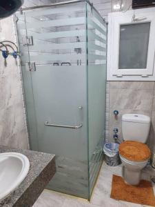 uma casa de banho com um chuveiro, um WC e um lavatório. em Amazing 2 bedroom Selena Bay Hurghada em Hurghada