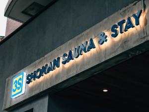 una señal en el lado de un edificio que dice Sidx subterráneo en 3s HOTEL HIRATSUKA en Hiratsuka