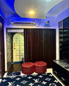 Zimmer mit einem Tisch, einem Stuhl und einer Tür in der Unterkunft Amy D’ Homestay Jacuzzi PD in Port Dickson