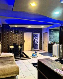 ein Wohnzimmer mit blauen Lichtern an der Decke in der Unterkunft Amy D’ Homestay Jacuzzi PD in Port Dickson