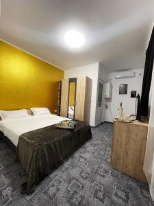 sypialnia z dużym łóżkiem i żółtą ścianą w obiekcie BLACK SEA HOUSE w mieście Vama Veche