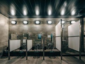 3s HOTEL HIRATSUKA的健身中心和/或健身设施