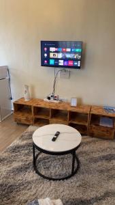 TV at/o entertainment center sa Ruby Modern Homes Studio-Imara Daima,Behind Imaara Mall-JKIA-Horizon