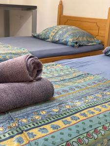 Postel nebo postele na pokoji v ubytování Tirana City Rooms - Vatra e Lagjes by Paymán Club + 17 fotografií