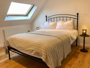 um quarto com uma cama grande e uma janela em House with parking, short stroll to Quay, shops and restaurants em Poole