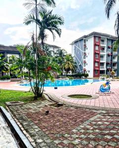 ein Resort mit einem Pool, Palmen und Gebäuden in der Unterkunft Amy D’ Homestay Jacuzzi PD in Port Dickson