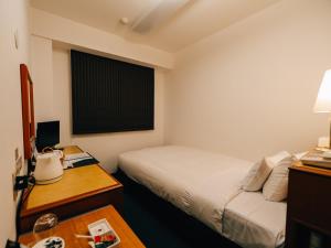 3s HOTEL HIRATSUKA的电视和/或娱乐中心