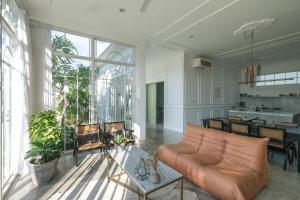 ein Wohnzimmer mit Sofa und Tisch in der Unterkunft No Rush Villas in Canggu