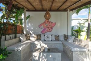eine Couch auf einer Terrasse mit einem Leopardenmal in der Unterkunft No Rush Villas in Canggu