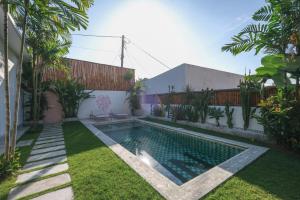 ein Swimmingpool im Hinterhof eines Hauses in der Unterkunft No Rush Villas in Canggu + 77 Fotos