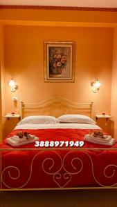 - une chambre avec un lit rouge orné d'une peinture murale dans l'établissement Appartamento La Sicula, à Realmonte