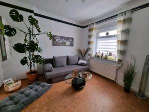 ein Wohnzimmer mit einem Sofa und einem Tisch in der Unterkunft Ferienwohnung *Zur Weinbergstraße* in Lauta