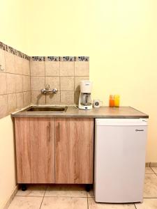 A kitchen or kitchenette at Legacy Lux by the airport & beach
