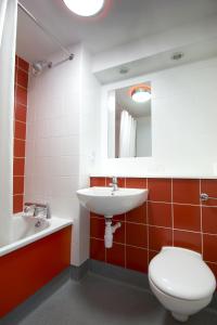 Bathroom sa Travelodge Limerick