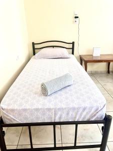 A bed or beds in a room at Legacy Lux by the airport & beach