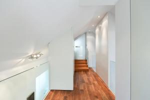 Fotografia z galérie ubytovania LUXURY CENTRAL PENTHOUSE WITH SAUNA, TERRACE, 250m2, 5BDRM, 3BTHRM v Prahe