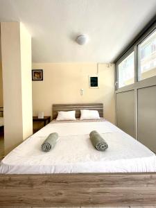 A bed or beds in a room at Legacy Lux by the airport & beach
