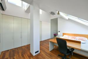Fotografia z galérie ubytovania LUXURY CENTRAL PENTHOUSE WITH SAUNA, TERRACE, 250m2, 5BDRM, 3BTHRM v Prahe