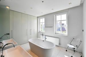 Kúpeľňa v ubytovaní LUXURY CENTRAL PENTHOUSE WITH SAUNA, TERRACE, 250m2, 5BDRM, 3BTHRM