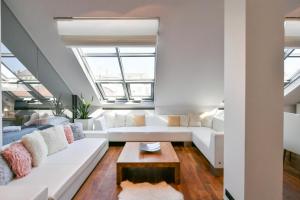 Posedenie v ubytovaní LUXURY CENTRAL PENTHOUSE WITH SAUNA, TERRACE, 250m2, 5BDRM, 3BTHRM