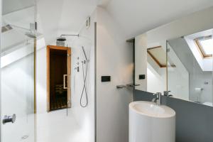 Kúpeľňa v ubytovaní LUXURY CENTRAL PENTHOUSE WITH SAUNA, TERRACE, 250m2, 5BDRM, 3BTHRM