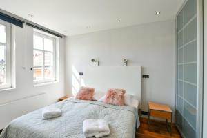 Posteľ alebo postele v izbe v ubytovaní LUXURY CENTRAL PENTHOUSE WITH SAUNA, TERRACE, 250m2, 5BDRM, 3BTHRM