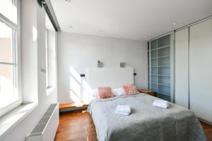 Posteľ alebo postele v izbe v ubytovaní LUXURY CENTRAL PENTHOUSE WITH SAUNA, TERRACE, 250m2, 5BDRM, 3BTHRM