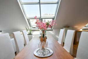 Posedenie v ubytovaní LUXURY CENTRAL PENTHOUSE WITH SAUNA, TERRACE, 250m2, 5BDRM, 3BTHRM