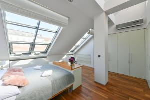 Posteľ alebo postele v izbe v ubytovaní LUXURY CENTRAL PENTHOUSE WITH SAUNA, TERRACE, 250m2, 5BDRM, 3BTHRM