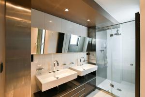 Kúpeľňa v ubytovaní LUXURY CENTRAL PENTHOUSE WITH SAUNA, TERRACE, 250m2, 5BDRM, 3BTHRM