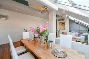 Posedenie v ubytovaní LUXURY CENTRAL PENTHOUSE WITH SAUNA, TERRACE, 250m2, 5BDRM, 3BTHRM