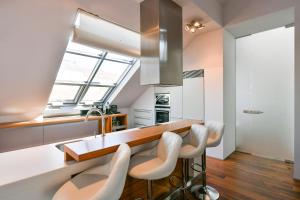 Kuchyňa alebo kuchynka v ubytovaní LUXURY CENTRAL PENTHOUSE WITH SAUNA, TERRACE, 250m2, 5BDRM, 3BTHRM