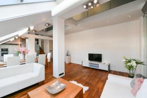 Televízia a/alebo spoločenská miestnosť v ubytovaní LUXURY CENTRAL PENTHOUSE WITH SAUNA, TERRACE, 250m2, 5BDRM, 3BTHRM