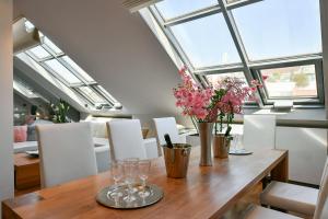Posedenie v ubytovaní LUXURY CENTRAL PENTHOUSE WITH SAUNA, TERRACE, 250m2, 5BDRM, 3BTHRM