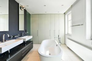 Kúpeľňa v ubytovaní LUXURY CENTRAL PENTHOUSE WITH SAUNA, TERRACE, 250m2, 5BDRM, 3BTHRM