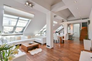 Posedenie v ubytovaní LUXURY CENTRAL PENTHOUSE WITH SAUNA, TERRACE, 250m2, 5BDRM, 3BTHRM