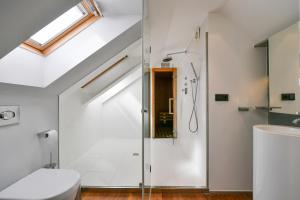 Kúpeľňa v ubytovaní LUXURY CENTRAL PENTHOUSE WITH SAUNA, TERRACE, 250m2, 5BDRM, 3BTHRM + 36 fotografií