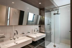 Kúpeľňa v ubytovaní LUXURY CENTRAL PENTHOUSE WITH SAUNA, TERRACE, 250m2, 5BDRM, 3BTHRM