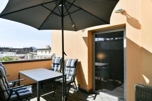 Balkón alebo terasa v ubytovaní LUXURY CENTRAL PENTHOUSE WITH SAUNA, TERRACE, 250m2, 5BDRM, 3BTHRM