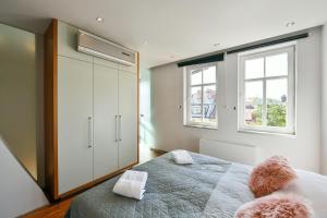 Posteľ alebo postele v izbe v ubytovaní LUXURY CENTRAL PENTHOUSE WITH SAUNA, TERRACE, 250m2, 5BDRM, 3BTHRM