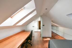 Fotografia z galérie ubytovania LUXURY CENTRAL PENTHOUSE WITH SAUNA, TERRACE, 250m2, 5BDRM, 3BTHRM v Prahe