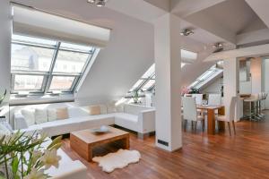 Posedenie v ubytovaní LUXURY CENTRAL PENTHOUSE WITH SAUNA, TERRACE, 250m2, 5BDRM, 3BTHRM