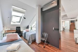 Posteľ alebo postele v izbe v ubytovaní LUXURY CENTRAL PENTHOUSE WITH SAUNA, TERRACE, 250m2, 5BDRM, 3BTHRM