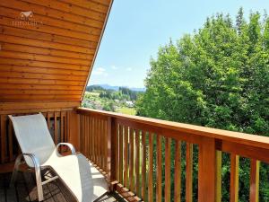 mecedora sentada en una terraza con vistas en Apartment DREN near terme Topolšica, en Topolšica